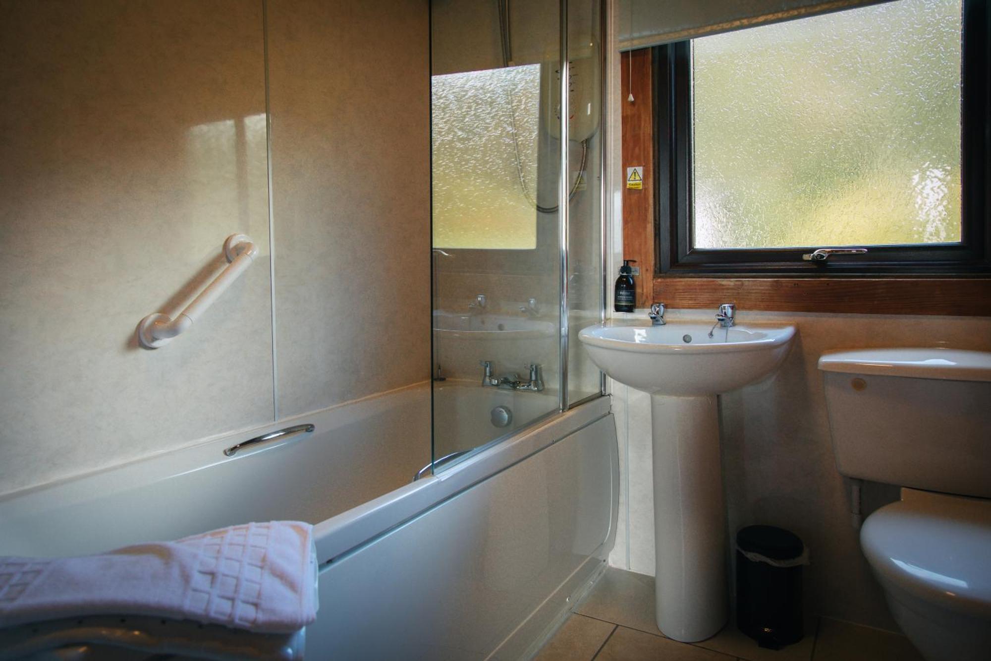 Armadale Castle Lodges Ardvasar  Habitación foto
